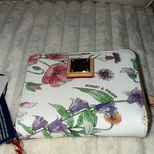 Dooney & Bourke White Floral Wallet. GREAT MOTHER’S DAY GIFT.